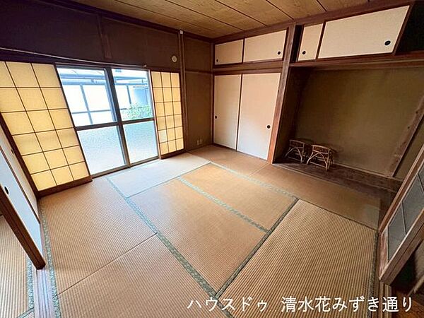 1F8帖和室・・・ダイニングキッチンに続く8帖の和室は、扉を開ければ開放的な一体空間に。お子様の遊び場やお昼寝スペース、来客用のお部屋としても活躍します。畳のぬくもりに包まれる、ほっと落ち着く空間◎