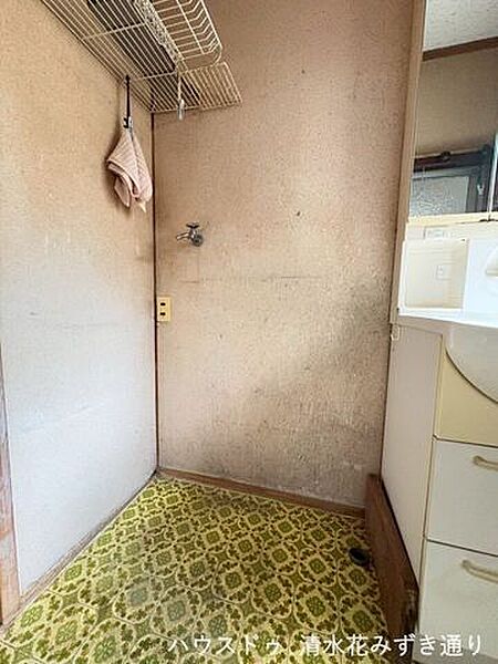 洗面所には洗濯機置き場が備え付けられているので、入浴のために脱いだ洋服などを脱いでそのまま洗濯機へもっていく動線が自然と生まれることで、脱ぎっぱなしがなくなりますね♪