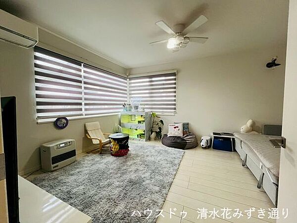 1FLDK・・・家族が同じ空間にいながらも、それぞれの時間を大切にできる快適なリビング。お子さまが遊ぶ横で読書や趣味を楽しんだり、家族との会話を楽しみながらくつろげる空間です♪