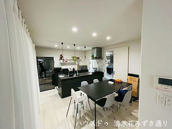 1FLDK・・・家族みんながのびのび過ごせる空間！家具を自由に配置できるので、子どもたちの遊び場としても最適♪週末にはホームパーティーも楽しめる、明るく開放的な家族の笑顔あふれるリビング！