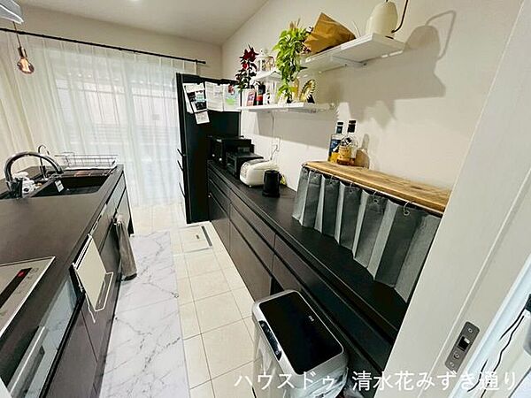 1FLDK・・・キッチン背面にも収納が備え付けられているので、ごちゃごちゃして物が見つかりにくいキッチン回りもスッキリ収納して使いやすくなりそうです(^O^)／