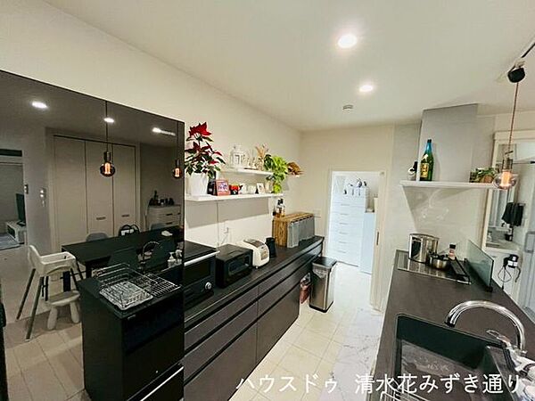 1FLDK・・・壁に仕切られた壁付けキッチンと比べると、キッチンからの声や、反対にリビング・ダイニングからの声が届きやすく、一緒に暮らす家族とのコミュニケーションが取りやすくなります◎