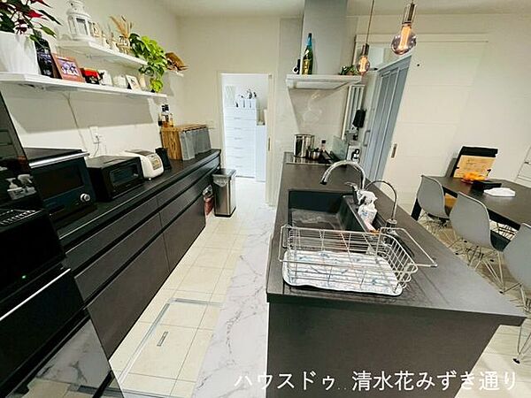 1FLDK・・・いつでもカウンター越しに話ができるので、料理をしながら幼稚園や学校での様子を聞いたりするのもいいですよね(＊^^＊)