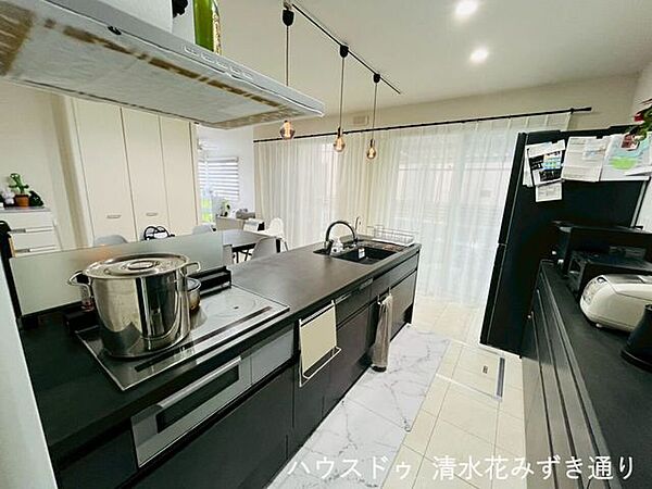 1FLDK・・・汚れの目立ちにくいシックなカラーのキッチンスペースで汚れを気にせず毎日の家事を行うことが出来るのも嬉しいですね♪
