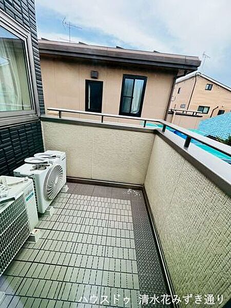 南面のバルコニーは、朝から夕方まで太陽の光が入りやすく、明るく暖かい空間に♪太陽光が当たりやすく風通しも良いため、洗濯物や布団が乾きやすくバルコニーから差し込む光で室内も明るくなり、暖房効率も向上！