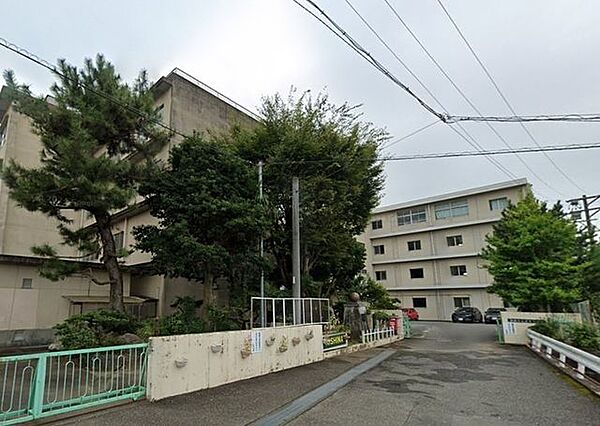 静岡市立西奈中学校≪教育目標≫「自ら学び、共に高め合う子どもの育成」≪重点目標≫「夢をかなえるために～わくわくする学校～」●児童数（2024年度）…341名 850m