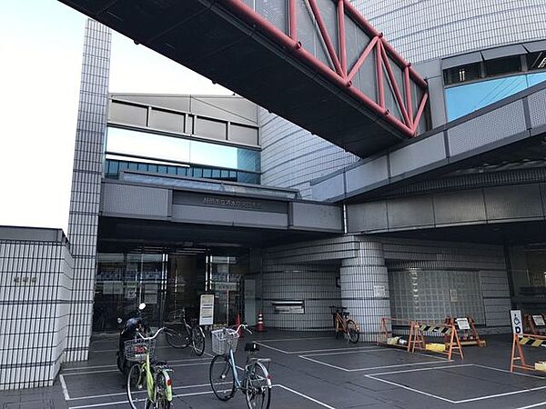 静岡市立清水中央図書館開館時間　平日9：30～19：00　　　　　　　土日祝9：30～17：00休館日　祝日の次の日、第二月曜、第四水曜、資料点検期間、年末年始駐車場　35台駐輪場 440m