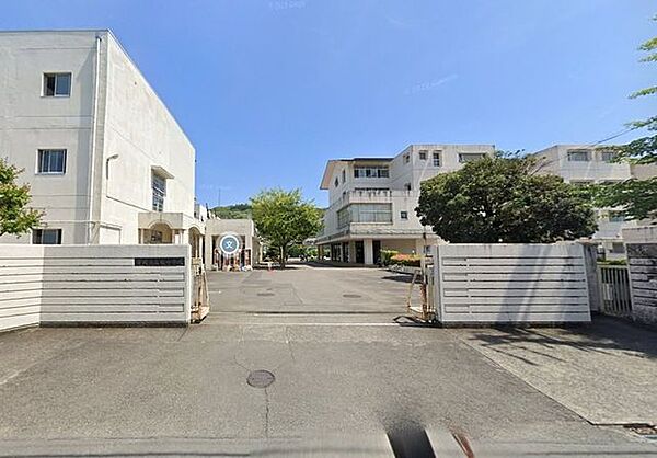 静岡市立東中学校≪教育目標≫活力のある生徒≪重点目標≫みんなが安心して挑戦できる環境づくり●児童数（2023年度）…815名 280m