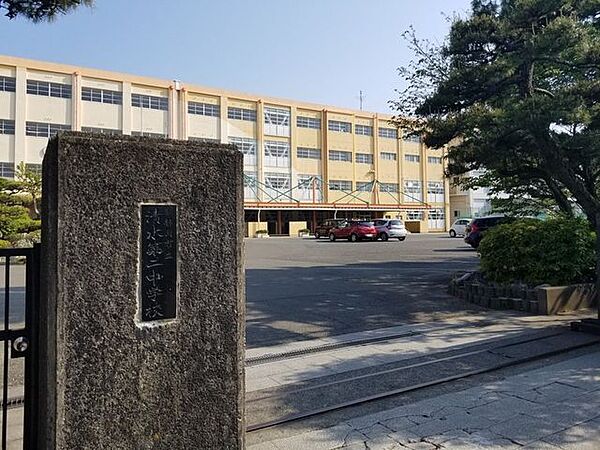 静岡市立清水第二中学校≪教育目標≫高い知性　豊かな心情　じょうぶな体≪重点目標≫本気の挑戦●児童数（2023年度）…630名 810m
