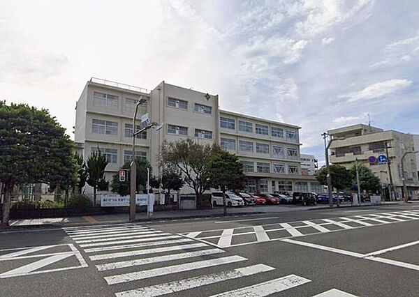 静岡市立新通小学校≪教育目標≫「子どもたちが未来の社会の担い手としてたくましく生き抜くために、主体的に向き合い、自ら判断する」≪重点目標≫「気づく 考える 行動する」●児童数（2024年度 640m