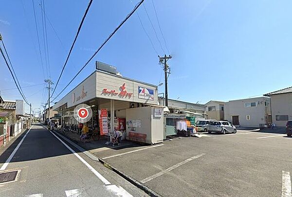 スーパーおさだ営業時間　10：00～20：00定休日：日曜日地域密着型スーパーで様々な食材を売っています！肉も野菜も惣菜もたくさん♪たまに珍しい食材も並びます！日々の生活に便利なスーパー！ 230m
