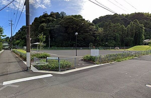 長田北向ヶ丘公園遊具はすべり台、登って楽しいミニボルダリング、渡って達成感を得られるミニうんていなどを設置。砂場は小動物が入らないよう柵が設けられており、衛生的に遊べます♪さらに、のびのびと走って…