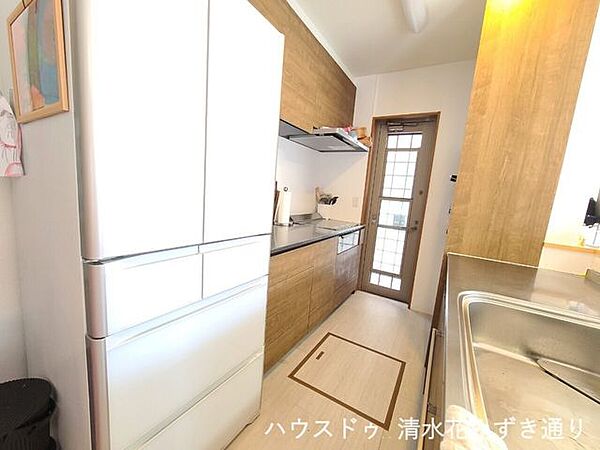 一直線にコンロと流しが並んでいるため、コンパクトな作業動線が確保できます◎作業の手元が隠せたりキッチングッズの収納ができるのもI型キッチンの良さですね♪