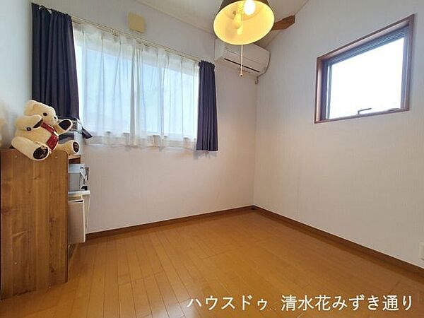2F西側4.5帖洋室(ロフト付)・・・生活にメリハリをつけられるので、例えばロフト部分を寝室にしてゆったりと睡眠ができるスペースにしたり、趣味部屋にして集中できるスペースにしたりするのも◎