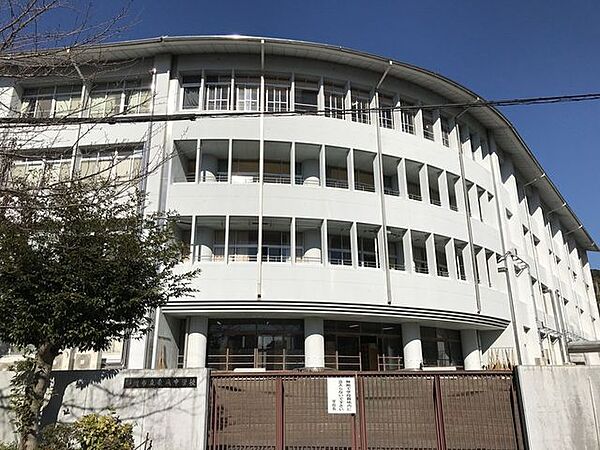静岡市立竜爪中学校≪教育目標≫高め合う仲間≪重点目標≫竜爪プライド1：すすんであいさつしよう2：しっかり聴いて伝えよう3：本気で挑戦しよう●児童数（2023年度）…412名 420m