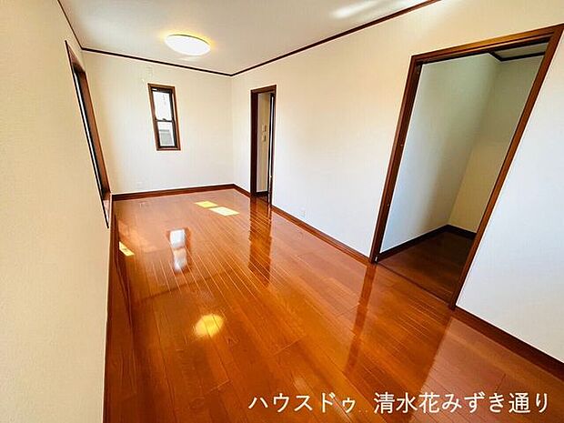 3F8.9帖洋室・・・柔らかい木目の床が印象的なお部屋には北欧風の家具・インテリアがとっても合いそうな優しい雰囲気の空間ですね(＊^-^＊)