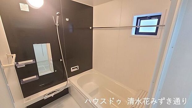 窓付きの浴室は開放的な気分でゆっくり入浴タイムを味わうことができます◎足を伸ばしてゆったりとくつろぐことのできるリラックス空間(^O^)