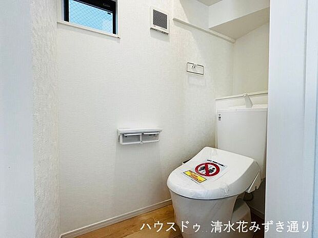 1Fトイレ・・・各階ひとつずつ完備◎小窓がついているので換気や採光はもちろん、圧迫感がなく快適にお使いいただける空間です(^O^)／