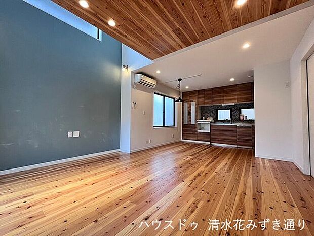 1F15.9帖LDK・・・柔らかい木目の床が印象的なリビングには北欧風の家具・インテリアがとっても合いそうな優しい雰囲気の空間ですね(＊^-^＊)