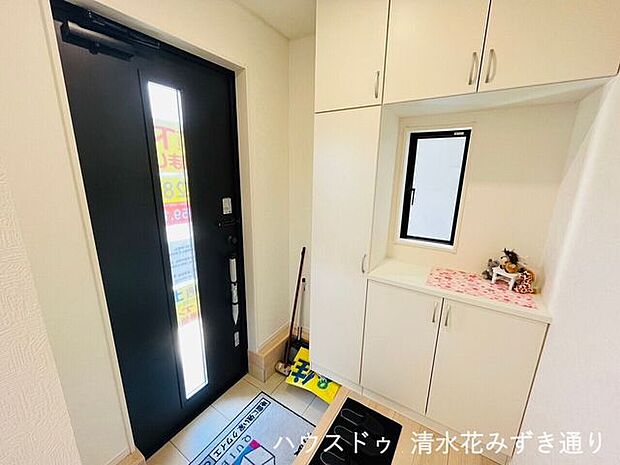 白を基調とした玄関スペースは住まい全体を広く感じさせてくれます◎小窓から採光の取れる明るい玄関です◎飾り棚にはウェルカムスペースとして自由に飾り付けを楽しむことも出来ますね(＊^-^＊)