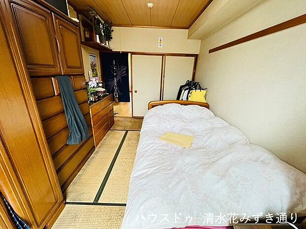 北東側6帖和室・・・畳に直接座る昔ながらの日本のライフスタイルは、天井までの空間を広く感じることができるため、開放感のあるリラックス空間を作りだしてくれる効果があります(^^♪