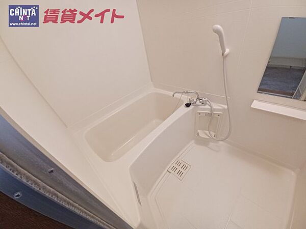 画像5:同型、反転タイプの部屋写真です。