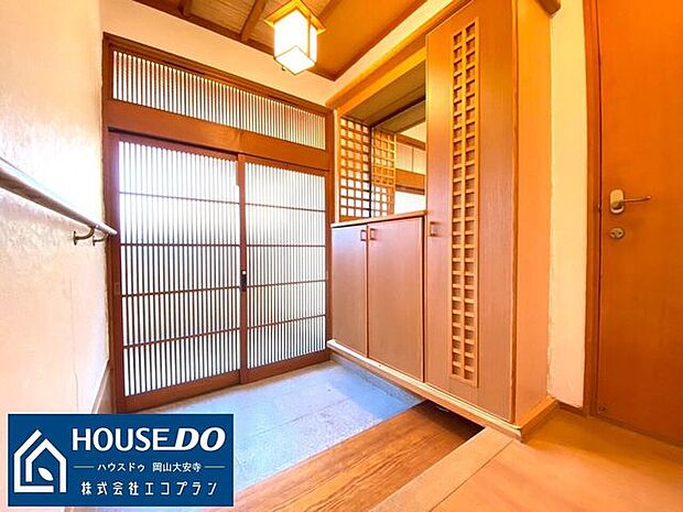 【玄関】日本の風情感じる趣のある玄関は収納スペースがございますので、玄関を広く綺麗にご使用いただけます！収納スペースにはゴルフバックなどの置く場所に困るものもしっかり収納していただけます♪