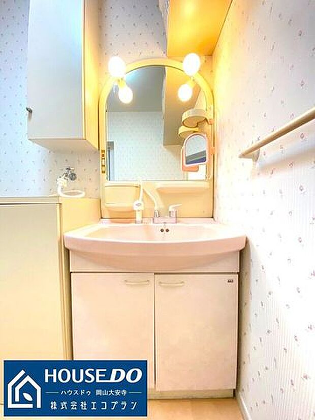 【洗面台】大きい洗面台は身支度がしやすく、小さい鏡もついておりますので細かいところまでしっかりチェックしていただけます♪