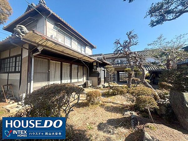 お家の南側には立派なお庭もございます！廊下や9帖の和室からも眺められます♪