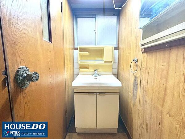 【レトロで落ち着く洗面空間】どこか懐かしい木の温もりに包まれた独立洗面室♪上部には窓があり、朝の準備も気持ちよくスムーズにこなせそうですね！コンパクトながら家族の日常にそっと寄り添う空間です。