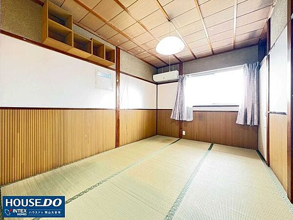 【収納棚付きの便利な和室】壁面に造り付けの収納棚がある、機能的な和室♪心地よい光が差し込む明るい空間です。おもちゃの片付けもスムーズで、お子様のプレイルームや寝室にぴったりですね！