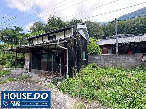 JR牧山駅まで徒歩10分。自然豊かな環境で家庭菜園やガーデニングを楽しみながら、都心へのアクセスも便利な立地です。