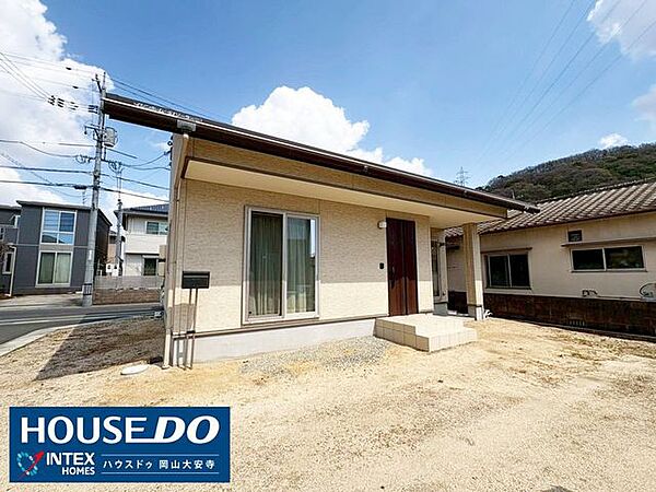 南向きの屋根には太陽光パネルを搭載。日照条件に優れた斜め屋根で、発電効率も◎！家計にやさしい省エネライフを実現できます。環境にも配慮した、これからの暮らしに嬉しい住まいです！