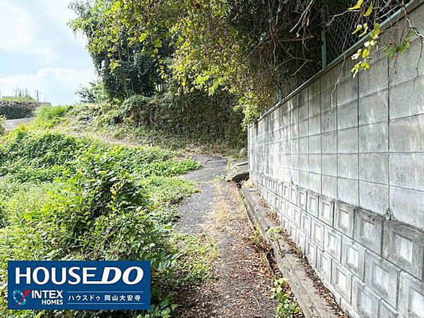 【陽光が注ぐ広々とした快適空間】日当たりや前面道路の幅、周辺環境の良さは、現地で確かめてこそ実感できるポイントです！ぜひお気軽に足をお運びください♪