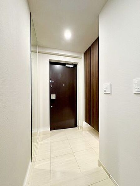 【玄関】姿見付で広々とした玄関です。