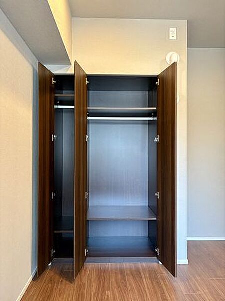 【収納】全居室収納あり。それぞれのお部屋にスペースがあるのでプライベートな荷物でも身近に置くことが出来ます。