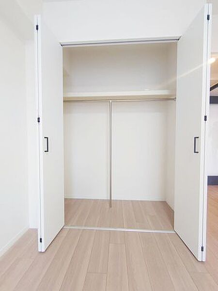 【収納】クローゼットあり。プライベートな荷物でも身近に置くことが出来ます。