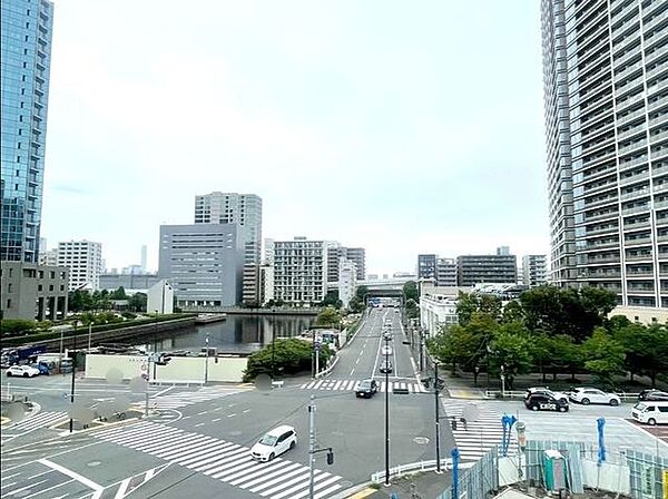 【眺望】窓を開けると、日常の生活に彩りを添える素敵な景色が望めます。