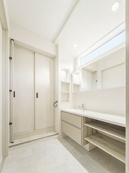 【洗面】洗面所が独立なので、ご家族で利用する朝晩の時間帯にとても便利です。