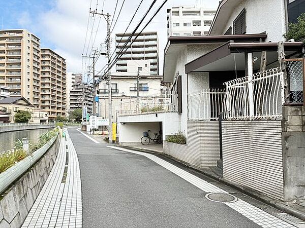 西側前面道路