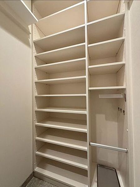 【収納】全居室収納あり。それぞれのお部屋にスペースがあるのでプライベートな荷物でも身近に置くことが出来ます。