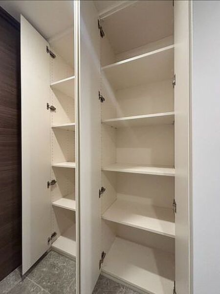 【収納】全居室収納あり。それぞれのお部屋にスペースがあるのでプライベートな荷物でも身近に置くことが出来ます。