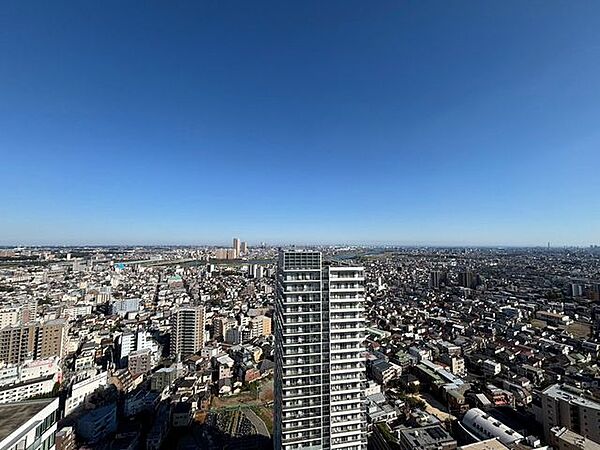 【眺望】窓を開けると、日常の生活に彩りを添える素敵な景色が望めます。