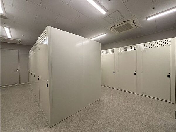 【トランクルーム】敷地内にトランクルーム完備です。