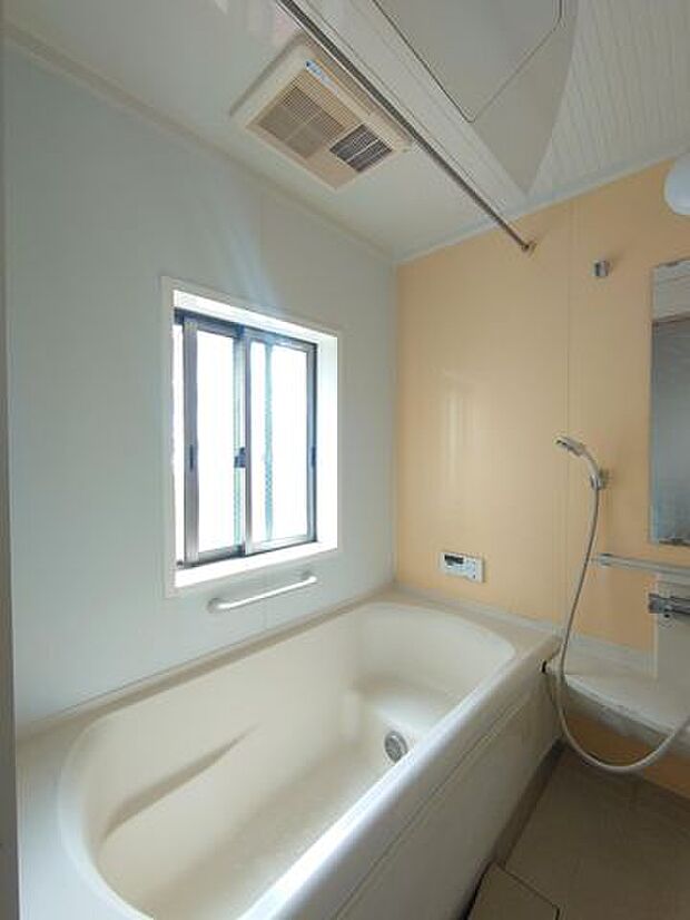 【浴室】浴室乾燥完備のユニットバス。窓もあり、換気がしやすい設計です。ゆっくりと一日の疲れを癒してください。