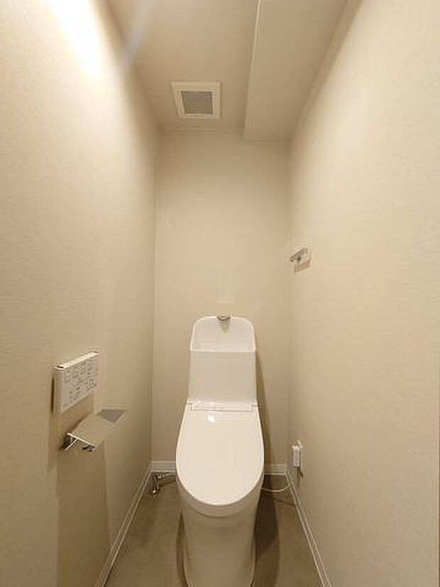 【トイレ】トイレも新品交換しました。操作のしやすい壁掛けリモコンタイプになります。