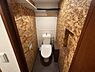 トイレ：お洒落なデザイン空間のトイレ温水洗浄便座機能有り※AIにより実際の家具等は削除しております。