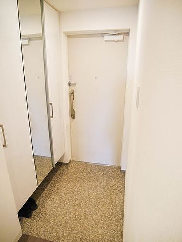 充分な広さのある玄関スペース。下駄箱も備え付けで容量もしっかりあります。
