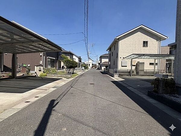 ゆとりある道路幅でお車の出し入れも安心