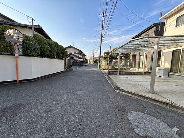 ゆとりがあり車の出し入れもしやすい前面道路